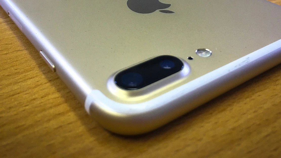 Soha nem költöttünk még ennyit okostelefonra, a bevételek felét az Apple teszi zsebre