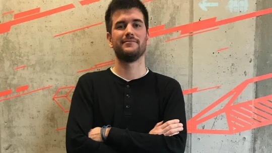 A fiú, aki bankkártyát készít a menekülteknek