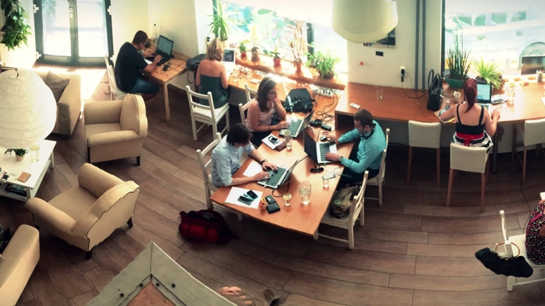 A magyar multik is közösségi irodába költöznek? Megnéztünk egy pilot projektet