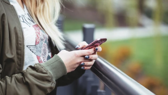 A magyarok 75%-a evés közben is a telefonját nyomkodja