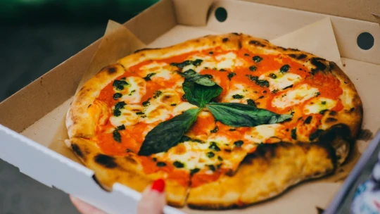 Fő a frissesség: robotok sütik és tartják melegen a pizzát a futárkocsi hátuljában