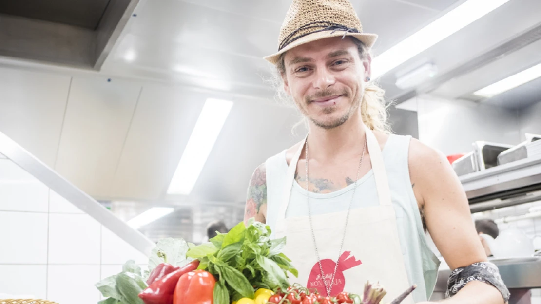 Steiner Kristóf hedonista házibuliszerű, vegán gasztroműsorral tér vissza