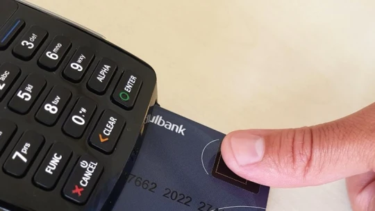 „Passzossal fizetek! – Mutassa az ujját” – jönnek a biometrikus bankkártyák Európába is