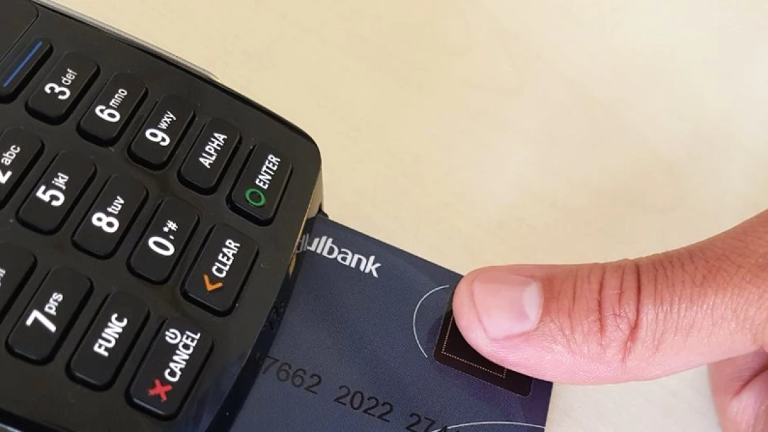 „Passzossal fizetek! – Mutassa az ujját” – jönnek a biometrikus bankkártyák Európába is