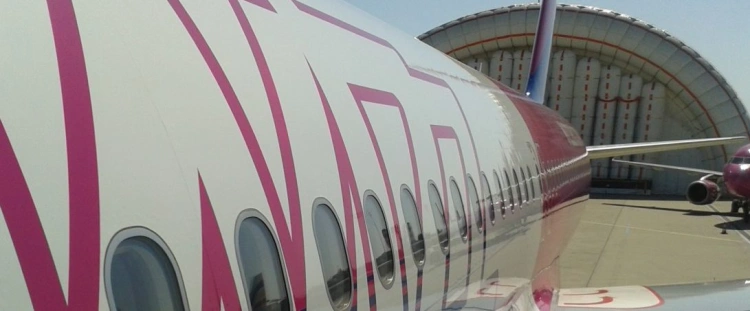 Ismét változtat a poggyászszabályokon a Wizzair: kisebb csomagot lehet csak ingyen felvinni a fedélzetre