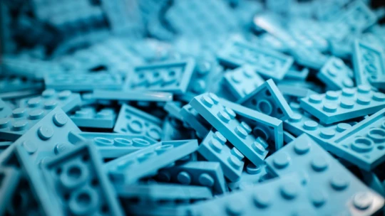 Ültesd le a vezérigazgatót legózni!