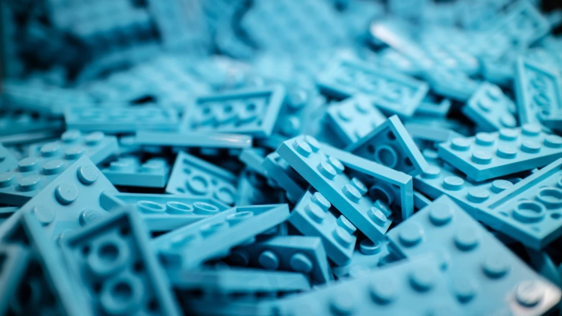 Ültesd le a vezérigazgatót legózni!