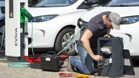 Az elektromos autók miatt már (ingyen) képzik a villanyszerelők új generációját