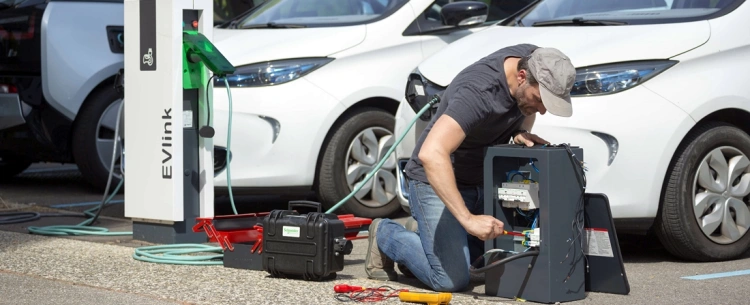 Az elektromos autók miatt már (ingyen) képzik a villanyszerelők új generációját