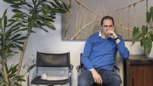 A fiataloknak csak két bajuk van a munkahellyel: a munka és a hely