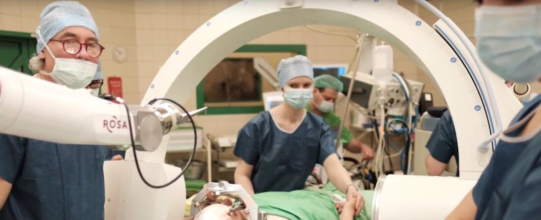 Új korszak: először végzett agyműtétet egy robot Budapesten