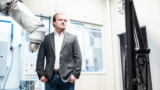 Én és a robotom: festőrobotot vett a Gepida, mert nem talált embert