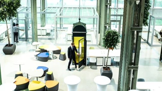 Lebegő konténerek, napozóágy – megnéztük az új coworking mennyországot a Millenárison