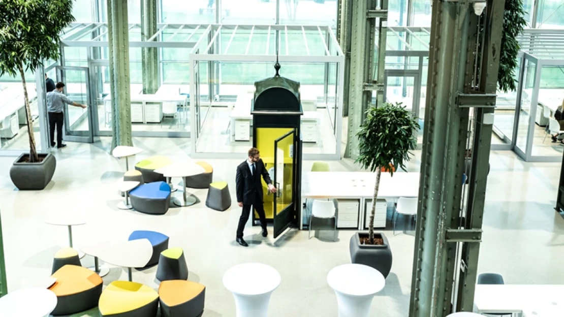Lebegő konténerek, napozóágy – megnéztük az új coworking mennyországot a Millenárison