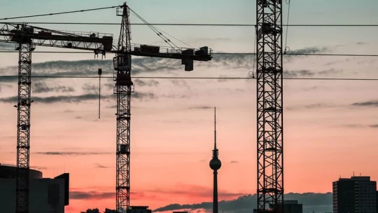 Kavicskirály, gazdaglistás, politikai háttérember: az ő cégeik kaptak eddig kiemelt ingatlanfejlesztéseket