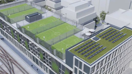 Mire való a parkolóház teteje? Hát hogy focipályát építsünk rá!