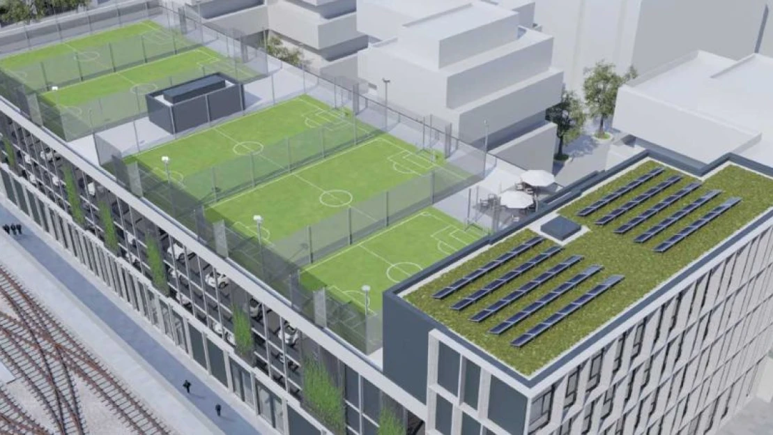 Mire való a parkolóház teteje? Hát hogy focipályát építsünk rá!