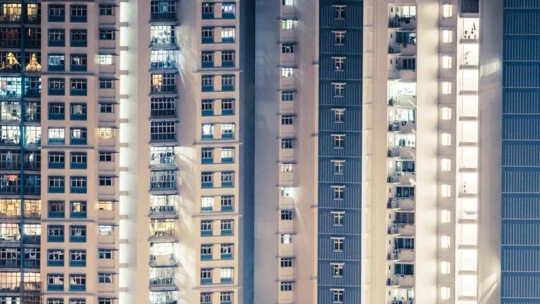 Továbbra sem kell sokat várnunk, ha panellakást akarunk eladni