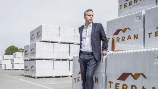 Még idén piacra dobják a napelemes tetőcserepet, egy sor beruházást indít a top100-as magyar cég