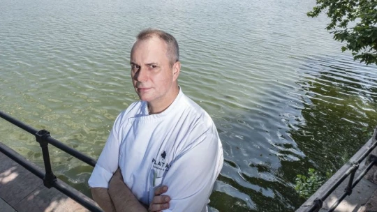 Megkapta a Michelin-csillagot, dobta a budai éttermet, Tatán kezdett személyes misszióba