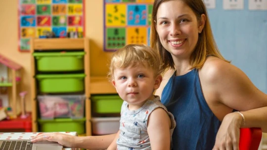 Kisgyermekes anyukáknak indítanak programozóképzést, sőt, helyben bölcsi is jár hozzá