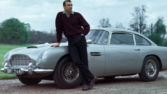 Újra gyártani kezdi az Aston Martin a híres Bond-járgányt