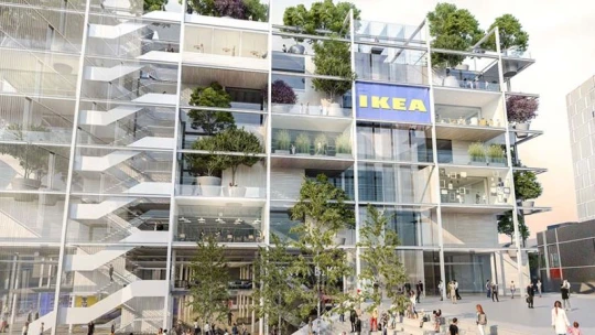 Fák a homlokzaton, és csak azt vihetik haza a vevők, ami belefér egy szatyorba – radikális megoldásokkal nyit az Ikea új áruháza a szomszédban