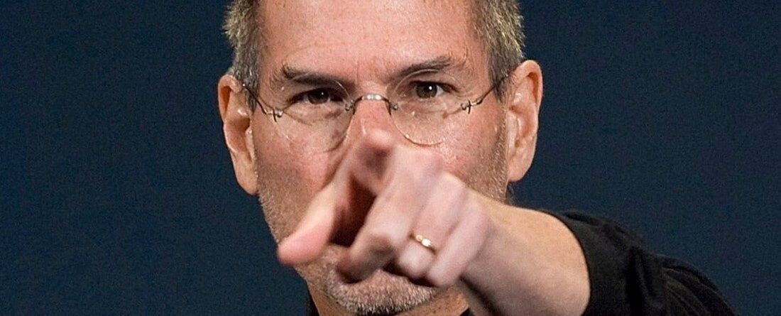 Steve Jobs egyetlen kérdése és a legendás válasz, amivel a csődközelből billió dolláros céggé tette az Apple-t