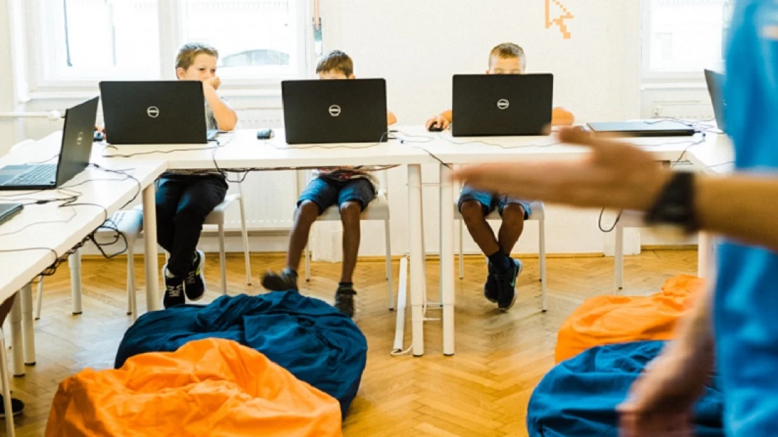 Ahol nem kell dolgozatot írni a számítógép részeiből: robotika és programozás suliidő után