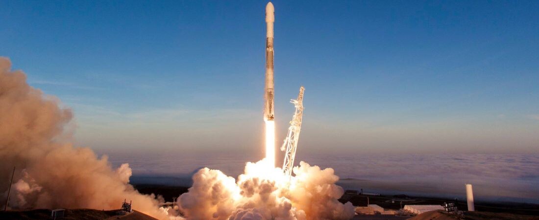 Elon Musk bejelentette, ki lesz az első milliárdos űrturista, akit a rakétájával a Holdra küld