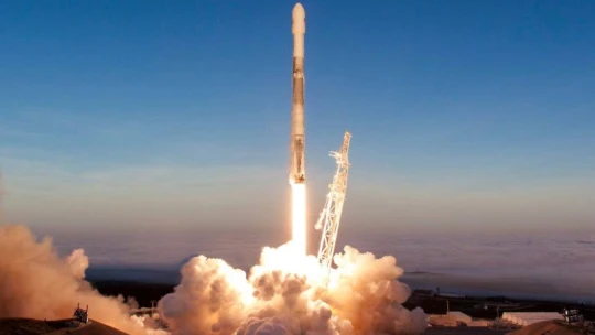 Elon Musk bejelentette, ki lesz az első milliárdos űrturista, akit a rakétájával a Holdra küld
