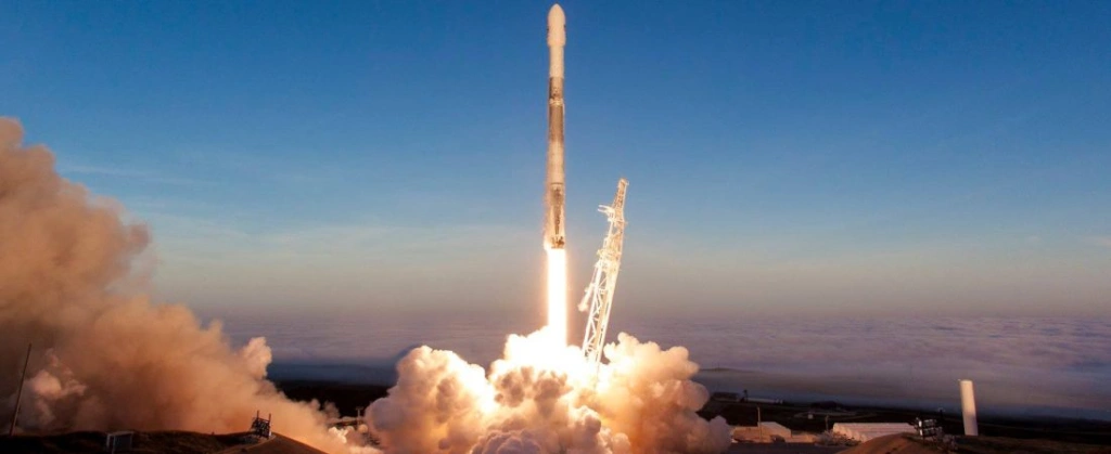 Elon Musk bejelentette, ki lesz az első milliárdos űrturista, akit a rakétájával a Holdra küld