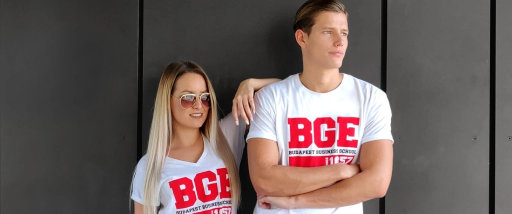 Ciki egyetemi pólóból kulttermék – erre hajtanak a BGE hallgatói