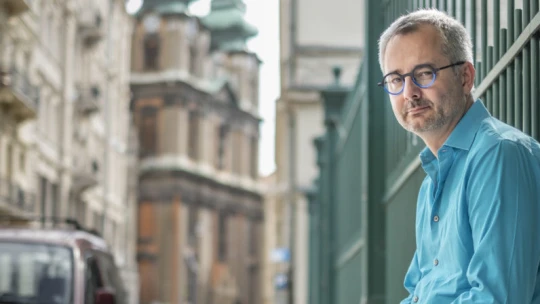 A világhírű magyar tudós is beszállt a koronavírus-gyógyszer utáni hajszába