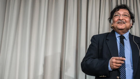 A gyerekek lényegében bármit képesek önállóan, irányítás nélkül megtanulni, ha akarják – Sugata Mitra indiai sztártanár bemutatóóráján jártunk