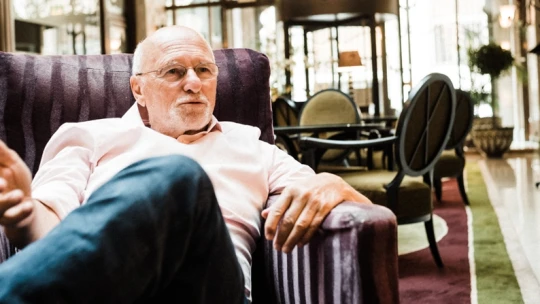 Kritikus és kicsit lökött: Dirk Roßmann, a milliárdos mobil nélkül