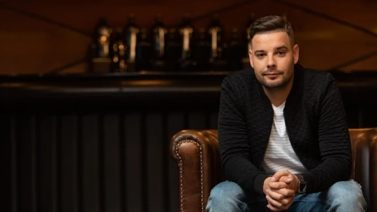 „A lámpaláz olyan, mint a lábszag” – 10 erős mondat Kiss Ádámtól