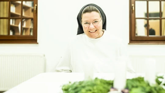Sikeres menedzser volt, ma ő Laura nővér – nagyinterjú az emberközpontú gazdaságról és arról, hogy nem a repülőn van a boldogság