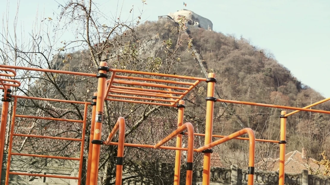 Déván épített street workout-pályát a magyar HardBodyHang