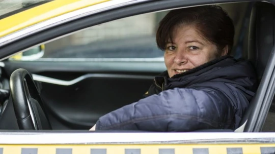 Női ralikrossz-versenyző vezeti Budapest első Tesla taxiját