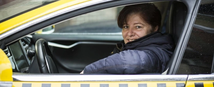 Női ralikrossz-versenyző vezeti Budapest első Tesla taxiját