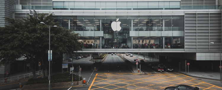 Áll a bál az Apple-nél: bárki lehallgathatott bárkit a FaceTime-on, csak egy konferenciahívást kellett indítania