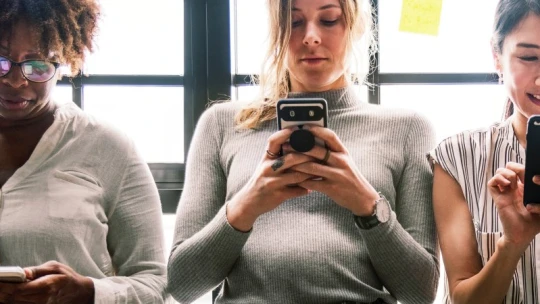 Boldogok a mobilozók, jó hír jött a roaming díjakról
