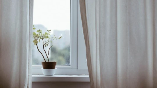 Jé, már ilyen is van: levegőtisztító és szagszűrő függönyt dob piacra az Ikea