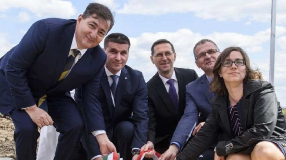 Mészáros Lőrinc egyik szeme sír, a másik nevet. Nagyon nevet