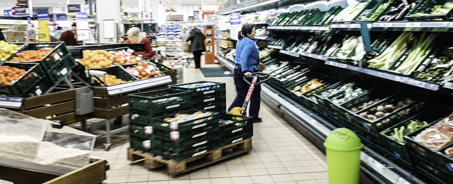 Megrohanták az üzleteket az árstopos termékekért, a vendéglősök is a nagy láncokhoz járnak