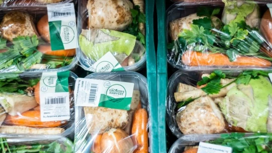 Megszabadulna a fóliázott zöldségektől és gyümölcsöktől a Tesco