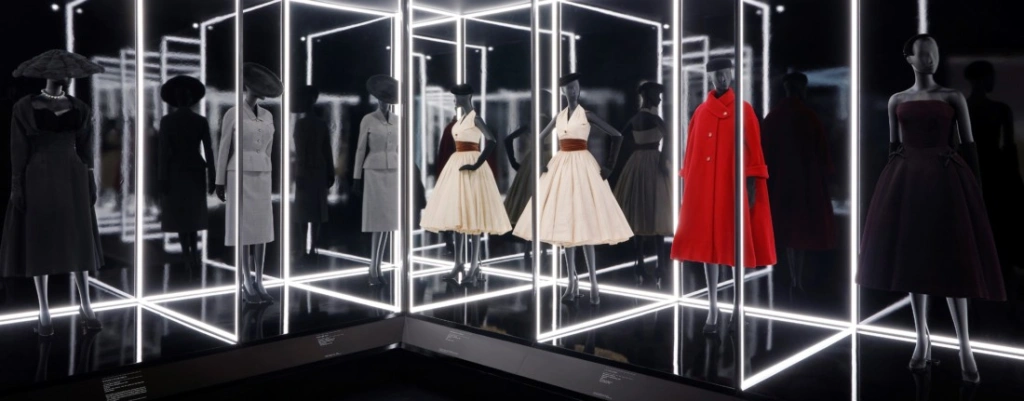 Dior és a divattörténet: tátva marad a szánk a legmenőbb idei londoni kiállításon