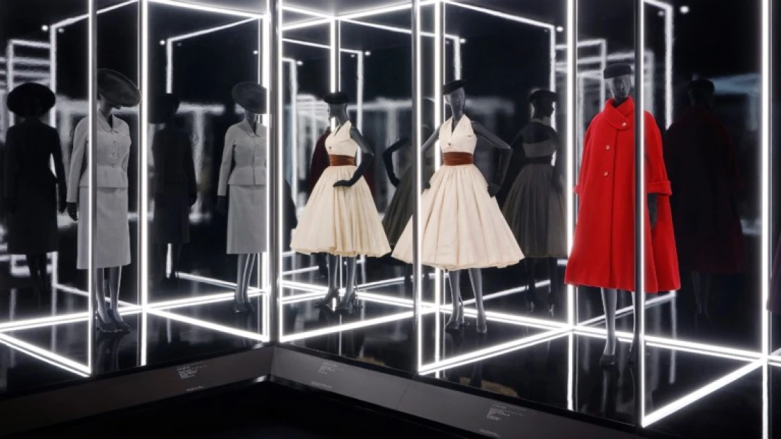 Dior és a divattörténet: tátva marad a szánk a legmenőbb idei londoni kiállításon