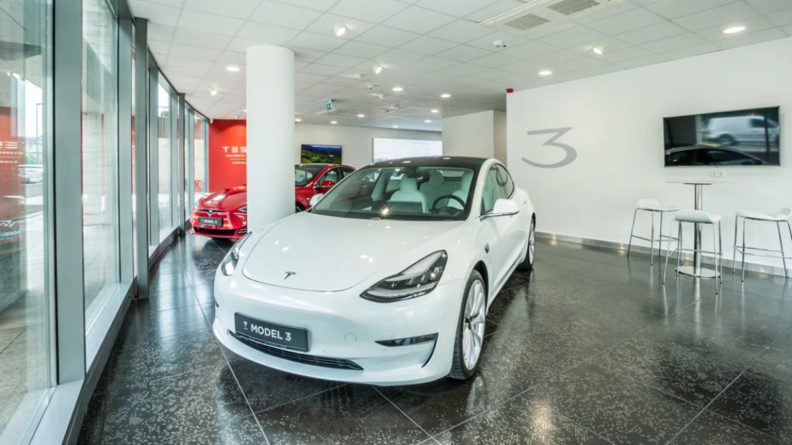 Olcsóbb Tesla jöhet: új, kisebb autón dolgozhatnak